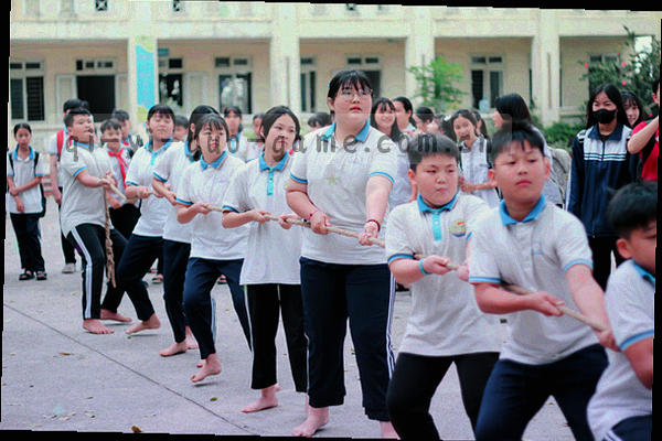 抽象的协作图标，由果核拼成的人物造型